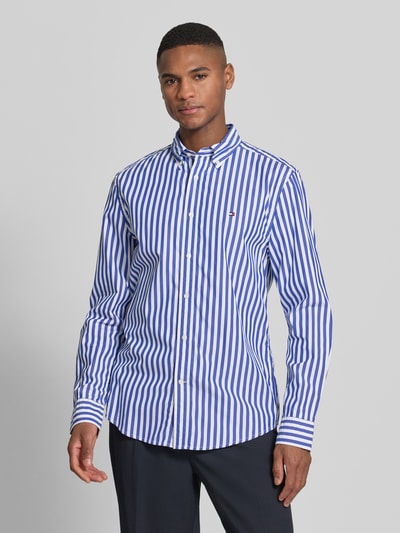 Männermodel trägt Regular Fit Freizeithemd aus Baumwoll-Popeline von Tommy Hilfiger, Optik:Allover-Muster, Ganzkörperansicht von vorne.