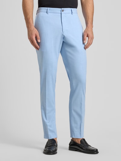 Männermodel trägt Regular Fit Anzughose mit Viskose-Anteil von s.Oliver BLACK LABEL, hellblaue Melange, seitliche Taschen, Ganzkörperansicht von vorne.