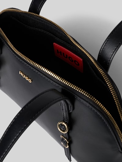 Produktfoto, Henkeltasche mit Label-Applikation Modell 'SYNDRA_DUFFLE' von HUGO in schwarzer Lederoptik, Reißverschluss, Hauptfach, Einschubfach, Kunstleder, Tragehenkel, Materialverarbeitung aus dem Kontext.