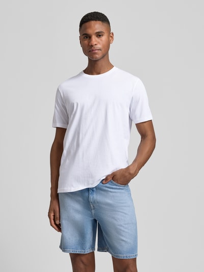 Männermodel trägt T-Shirt mit Rundhalsausschnitt Modell 'DEN' von CINQUE, weiße Baumwolle, Regular Fit, Ganzkörperansicht von vorne.