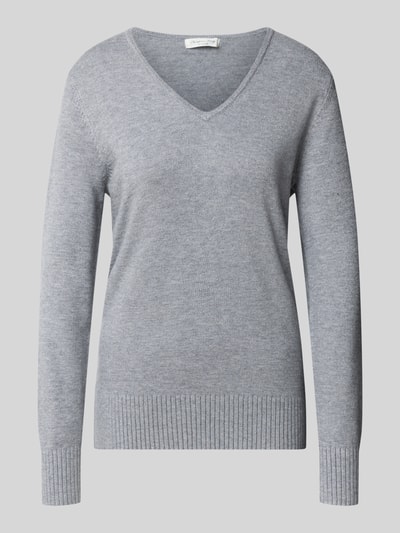 Produktfoto, Regular Fit Sweatshirt aus Viskose-Anteil von Christian Berg Woman in Hellgrau, feine Strickstruktur, gerippte Abschlüsse, V-Ausschnitt, Rücken- und Ärmellänge laut Beschreibung