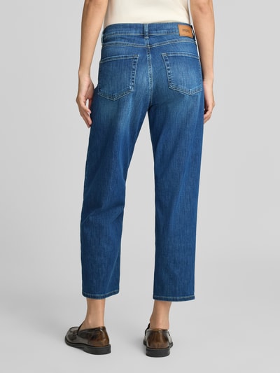 Frauenmodel trägt Barrel Jeans aus Baumwoll-Mix Modell 'Evy' von ANGELS in mittlerem Blau, Damen Barrel Jeans, Ganzkörperansicht Rückansicht.