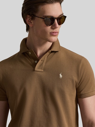 Męski model nosi Regular Fit Poloshirt aus reiner Baumwolle von Polo Ralph Lauren, jednolity kolor, logo, kołnierzyk polo, piqué, bawełna, zbliżenie na górną część ciała