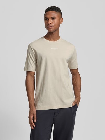 Männermodel trägt Regular Fit T-Shirt aus reiner Baumwolle von Marc O'Polo, unifarbenes Jersey mit Label Print, Ganzkörperansicht von vorne.