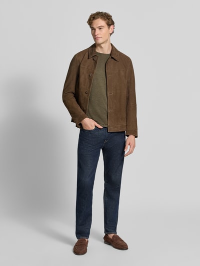 Männermodel trägt Strickpullover aus Baumwolle mit Rundhalsausschnitt von Christian Berg Men, Slim Fit, in Olivgrün, Ganzkörperansicht von vorne.