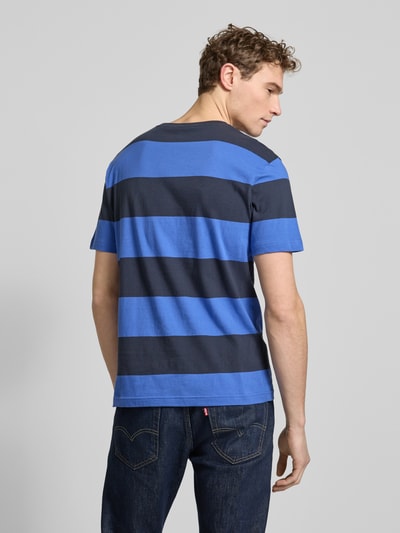 Männermodel trägt Regular Fit T-Shirt mit Logo-Print Modell 'BAR' von Gant in Blau und Dunkelblau, Ganzkörperansicht Rückansicht. Reine Baumwolle, Rückenlänge 75 cm bei Größe M.