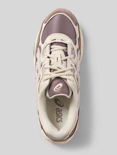 Produktfoto, Sneaker mit Kontrastbesatz von ASICS, zaokrąglony kształt, wiązanie, profilowana podeszwa, wysokość obcasa 4 cm, wysokość cholewki 8 cm, szerokość w rozmiarze 44: 10 cm, odcienie beżu i fioletu, widoczne faktury tkaniny oraz wstawki z materiału w kontrastowym kolorze.