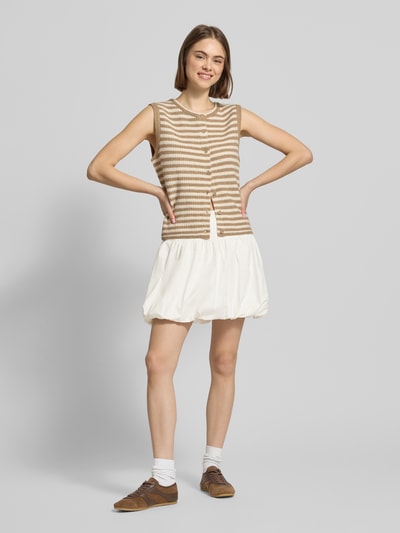 Frauenmodel trägt Bubble Skirt mit seitlichem Reißverschluss Modell 'Elou' von OH APRIL aus Reine Baumwolle, ausgestellter Schnitt, Minirock, Bundweite 35 cm, Gesamtlänge 40 cm, Ganzkörperansicht von vorne.