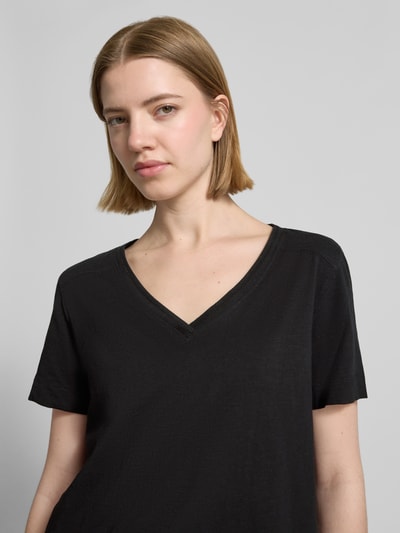 Frauenmodel trägt Relaxed Fit T-Shirt aus reiner Baumwolle von s.Oliver RED LABEL in Melange-Optik, V-Ausschnitt, Jersey, Nahaufnahme Oberkörper