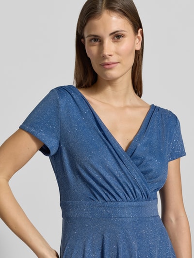 Kobiece modelka nosi Sukienka koktajlowa 'Schimmerndes Cocktailkleid mit V-Ausschnitt' od Vera Mont, tiul, Efekt błyszczący, linia A, sukienka midi, dekolt w serek, długość tyłu w rozmiarze 36: 100 cm, szerokość w rozmiarze 36: 42 cm, zbliżenie na górną część ciała