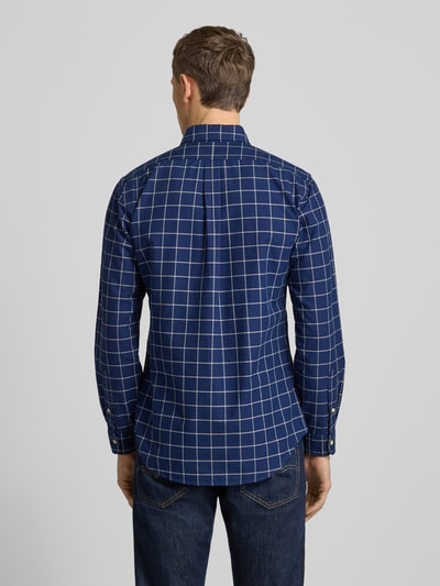 Męski model nosi niebieską koszulową Freizeithemd mit Button-Down-Kragen od Polo Ralph Lauren, bawełna, regular fit, widok całej sylwetki od tyłu.