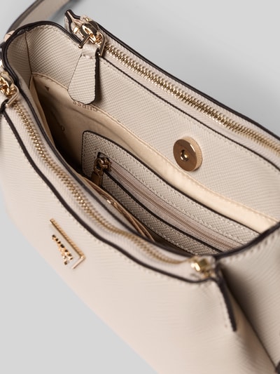 Produktfoto, Handtasche mit Label-Applikation od Guess, model 'ECO NOELLE II', kremowy odcień, różne kieszenie, faktura saffiano, szerokość w rozmiarze 1: 28 cm, długość w rozmiarze 1: 14 cm, głębokość w rozmiarze 1: 7 cm, długość paska na ramię w rozmiarze 1: 113 cm