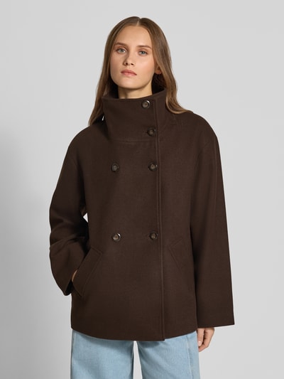 Frauenmodel trägt Regular Fit Kurzmäntel mit Stehkragen Modell 'AUGUSTA' von ONLY in Braun, unifarben, doppelreihig, Eingrifftaschen, Nahaufnahme Oberkörper.