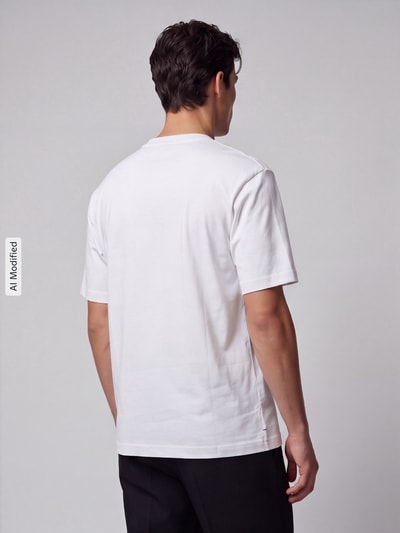 Männermodel trägt Regular Fit T-Shirt aus reiner Baumwolle Modell 'Niviotee' von HUGO, unifarben, Motiv-Stitching, Ganzkörperansicht Rückansicht, KI-modifiziertes Bild.