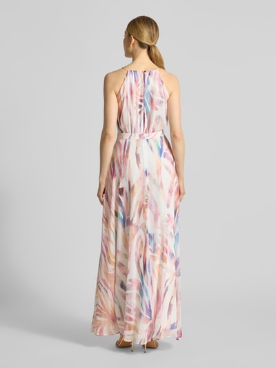 Frauenmodel trägt Abendkleid mit rückseitigem Schlüsselloch-Ausschnitt von Swing, bunt gemustert, taillierter Schnitt, Ganzkörperansicht Rückansicht.