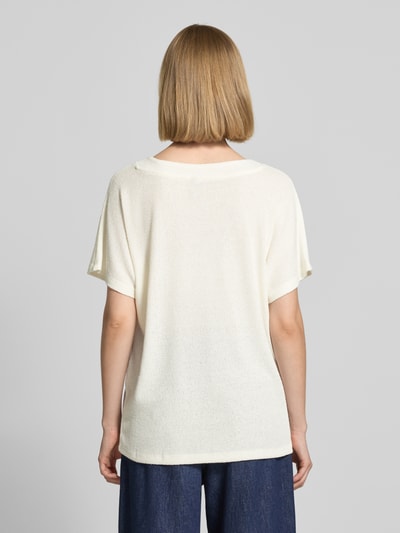 Frauenmodel trägt Strickshirt mit V-Ausschnitt Modell 'Delia' von Soyaconcept, Viskose-Mix mit Stretch-Anteil, Relaxed-Fit, Rückenlänge 60 cm, Ganzkörperansicht Rückansicht.