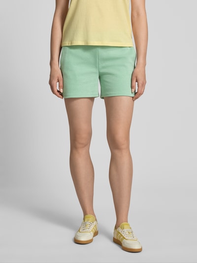 Frauenmodel trägt Shorts mit elastischem Bund Modell 'KATE PIQUE' von ICHI aus Baumwoll-Mix, Regular-Fit, mintgrün, Ganzkörperansicht von vorne.