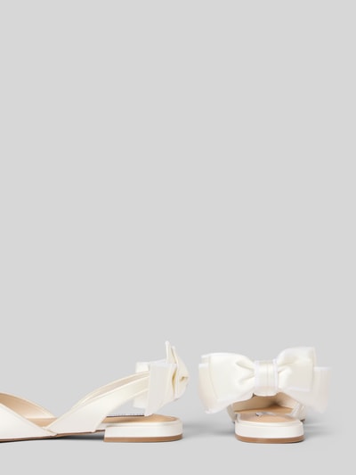 Produktfoto, Slipper met strikdetail model 'Synthia' van Steve Madden, satijn, puntige pasvorm, open hiel, gladde zool, hakhoogte 2 cm, ivoorwit, eenvoudige vormen en gladde textuur.