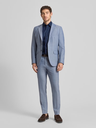 Männermodel trägt Comfort Fit Business-Hemd aus Baumwolle mit Kentkragen von ETERNA in Dunkelblau, 1/2-Arm, Ganzkörperansicht von vorne. Rückenlänge 80 cm, Schulterbreite 47 cm, Ärmellänge 33 cm, Reine Baumwolle.