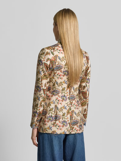Frauenmodel trägt Slim Fit Blazer aus Leinen mit Stehkragen von WHITE LABEL mit floralem Muster, Pattentaschen, Knopfleiste, Rückenlänge 72 cm, Brustweite 44 cm, Ärmellänge 63 cm, Ganzkörperansicht Rückansicht.