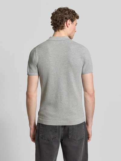 Männermodel trägt Regular Fit Poloshirt aus reiner Baumwolle von s.Oliver RED LABEL, Optik: Unifarben, Strickoptik, Feinstrick, Rückansicht