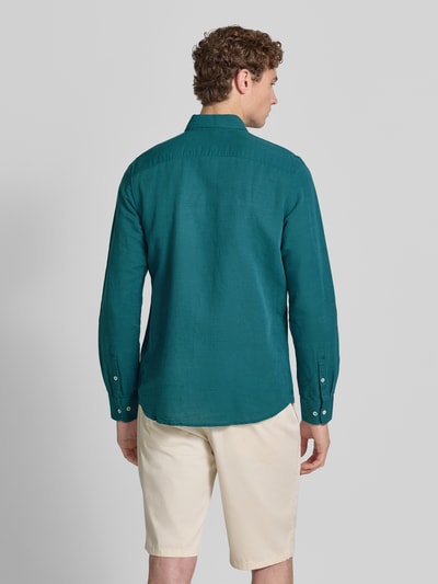 Männermodel trägt Regular Fit Freizeithemd aus Leinen-Baumwoll-Mix von Lerros in Türkis, Rückenlänge 75 cm, Schulterbreite 43 cm, Ganzkörperansicht Rückansicht.
