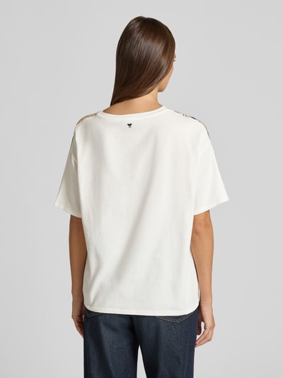 Männermodel trägt Regular Fit T-Shirt aus reiner Seide Modell 'TERZO' von Weekend Max Mara, biała tkanina, damski t-shirt, Ganzkörperansicht Rückansicht.
