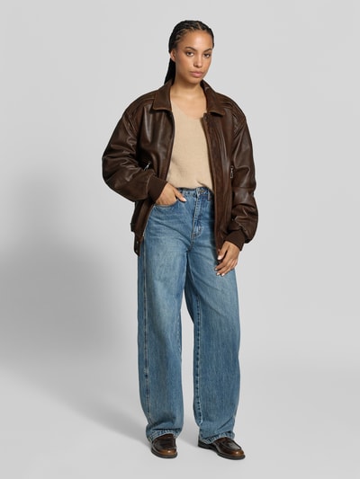 Frauenmodel trägt Relaxed Fit Jacke aus reiner Viskose von Rabanne in brauner Leder-Optik mit Eingrifftaschen, Ganzkörperansicht von vorne.