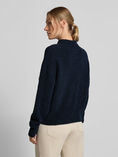 Vrouwenmodel draagt Regular Fit pullover uit mix van wol en alpaca Model 'Nola' van Samsøe Samsøe, tricotlook, col, ruglengte maat S 55 cm, mouwlengte maat S 51 cm, donkerblauw, rugaanzicht.