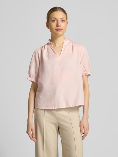 Frauenmodel trägt Blusenshirt aus Leinen-Baumwoll-Mix Modell 'Odesa' von Neo Noir in Rosa, Regular-Fit, V-Ausschnitt, Ganzkörperansicht von vorne. Damen Blusenshirt, Rückenlänge bei Größe 36: 58 cm, Ärmellänge bei Größe 36: 31 cm.