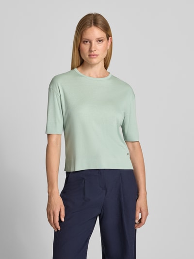 Vrouwenmodel draagt gebreid shirt uit mix van katoen en lyocell met ronde hals, labeldetail, regular fit van windsor., Nahaufnahme bovenlichaam