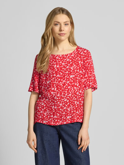 Frauenmodel trägt Blusenshirt aus Viskose mit 1/2-Arm Modell 'MARRAKECH' von ICHI im Allover-Look, Regular-Fit, Rundhalsausschnitt, Ganzkörperansicht von vorne.