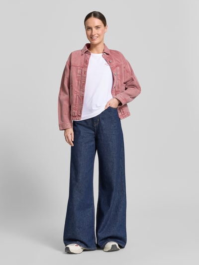 Frauenmodel trägt T-Shirt mit Statement-Stitching und Rundhalsausschnitt von Christian Berg Woman in Weiß aus reiner Baumwolle, Ganzkörperansicht von vorne.