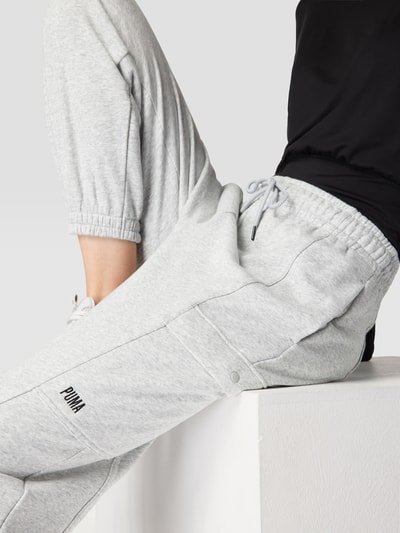 Puma Sweatpants mit aufgesetzten Taschen Hellgrau 3