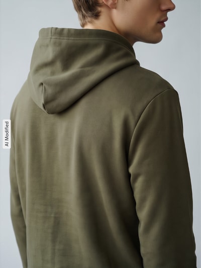 Männermodel trägt Regular Fit Hoodie aus Baumwoll-Mix von Polo Ralph Lauren, olivgrün, glatte Textur, Ganzkörperansicht Rückansicht, KI-modifiziertes Bild.