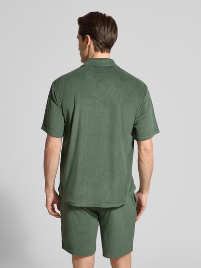 Mężczyzna nosi Slim Fit Freizeithemd aus Frottee od MCNEAL z bawełnianej mieszanki, w kolorze zielonym, tekstura frotté, krótki rękaw, krój slim fit, szerokość w rozmiarze M: 53 cm, długość tyłu: 71 cm, długość rękawa: 24 cm, widok całej sylwetki z tyłu