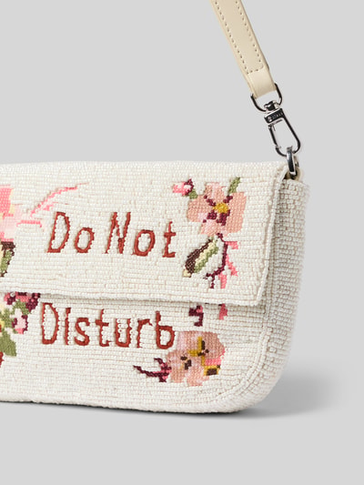 Produktfoto, Schultertasche aus cremefarbenem Perlenmaterial mit Ziersteinbesatz, florale Muster, Schriftzug, Shoulder Bag mit Ziersteinbesatz Modell 'Timmy' von Staud, Überschlag, abnehmbarer Schulterriemen, Maße ca. 27 x 15 x 6 cm, Länge Riemen ca. 57 cm
