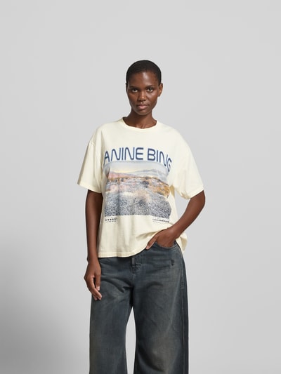 Vrouwenmodel draagt Regular Fit T-shirt met logo-print van Anine Bing in puur katoen, motiefprint, ronde hals, ruglengte maat S 60 cm, geheelvooraanzicht