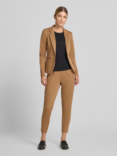 Frauenmodel trägt Slim Fit Hose mit Viskose-Anteil Modell 'KATE' von ICHI in Camel mit elastischem Bund, Damen Hose, Ganzkörperansicht von vorne. Elastischer Material-Mix, verkürzte Passform, schlichte Textur.