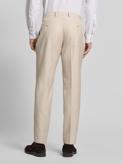 Männermodel trägt Anzughose mit Bügelfalten und Eingrifftaschen von MCNEAL in Beige, Straight Fit, Ganzkörperansicht Rückansicht. Kontext: Herren Anzughose mit Haken-, Knopf- und Reißverschluss, französischen Eingrifftaschen, Gesäßleistentaschen, Bundweite bei Größe 50: 37 cm, Innenbeinlänge bei Größe 50: 75 cm.