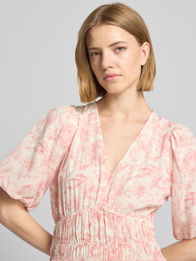 Frauenmodel trägt Midikleid im Allover-Look Modell 'Kalia' von Neo Noir in Rosa und Creme, Baumwoll-Viskose-Mix, Nahaufnahme Oberkörper.