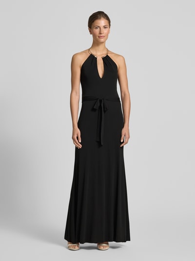 Frauenmodel trägt Abendkleid mit Neckholder in Ring-Optik von Rinascimento in Schwarz, Material-Mix mit Stretch-Anteil, Maxikleid, Körpernaher-Schnitt, V-Ausschnitt und Bindegürtel, Rückenlänge 123 cm, Brustweite 35 cm, Ganzkörperansicht von vorne.