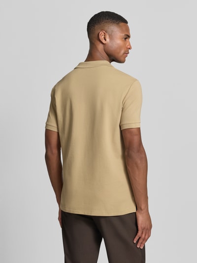 Męskimodel nosi Slim Fit Poloshirt aus Baumwoll-Mix von Polo Ralph Lauren, efekt: jednolity kolor, mieszanka bawełny, krój slim fit, detal z logo, kołnierzyk polo, dekolt w serek, bez zapięcia, krótki rękaw z prążkowanym zakończeniem, wykończenie z rozcięciami po bokach, asymetryczny dół, materiał pika. Widok całej sylwetki od tyłu.