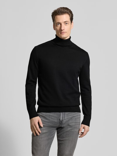Männermodel trägt Regular Fit Rollkragenpullover aus reiner Baumwolle von Tom Tailor Denim, Optik: Unifarben, Feinstrick, Ganzkörperansicht von vorne.