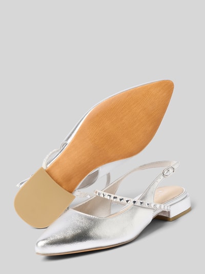 Produktfoto, silberfarbener Slipper mit offener Ferse von Marco Tozzi, Spitze Passform, Strasssteinbesatz, Dornschließe, glatte Sohle, Absatzhöhe 3 cm, Größe 40.