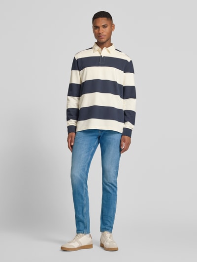 Männermodel trägt Slim Fit Jeans im 5-Pocket-Design Modell 'LUKE' von Lee in Hellblau, Baumwoll-Mix, Ganzkörperansicht von vorne.