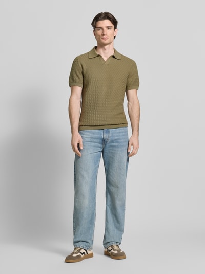 Männermodel trägt Poloshirt mit Polokragen und V-Ausschnitt von JAKE*S STUDIO MEN in Oliv, reine Baumwolle, Body Fit, Ganzkörperansicht von vorne.