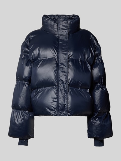 Produktfoto, dunkelblaue Steppjacke mit Abdeckleiste Modell 'Rhea' von Neo Noir, satinierte Oberfläche, elastische Ärmelabschlüsse