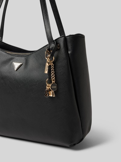 Productfoto, Tote Bag uit imitatieleer Model 'Gilda' van GUESS, zwart met goudkleurig logodetail, Hoofdvak met ritssluiting, smalle schouderbanden, Breedte 38 cm, Lengte 28 cm, Diepte 14 cm, bandlengte 64 cm