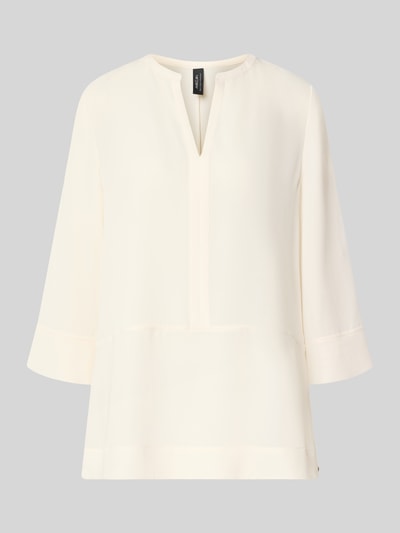 Produktfoto, Regular Fit Bluse mit V-Ausschnitt und 3/4-Arm von Marc Cain in Creme mit Teilungsnähte, glatte Textur, Rückenlänge 71 cm, Ärmellänge 51 cm.